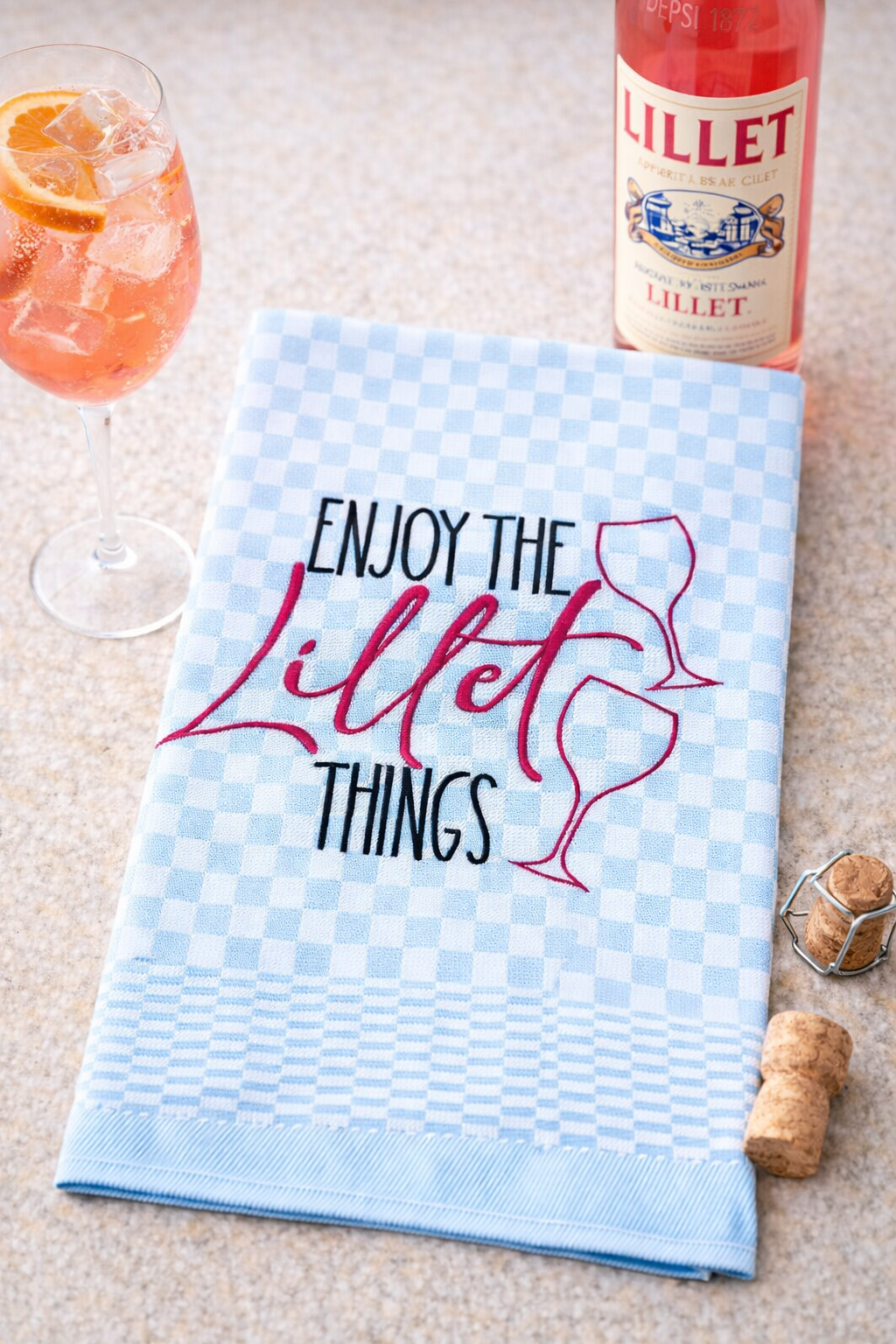 Dieses besticktes Geschirrtuch ist eine liebevolle Geschenkidee und ein hochwertiges Mitbringsel für alle Lillet Liebhaber.
