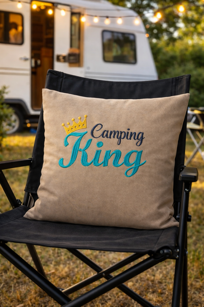 Dieser bestickte Kissenbezug ist eine liebevolle Geschenkidee und ein hochwertiges Mitbringsel für alle Campingliebhaber