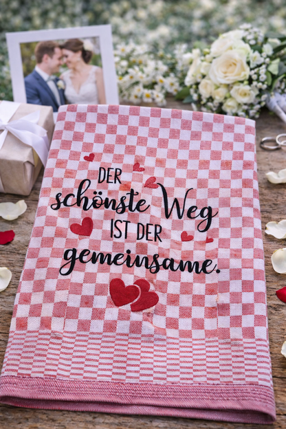 Dieses besticktes Geschirrtuch ist eine liebevolle Geschenkidee und ein hochwertiges Mitbringsel für Hochzeit, Familie und Familienmitglieder